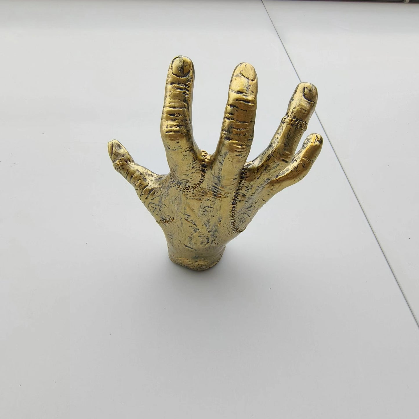 Handförmiger Basketballhalter zur Wandmontage