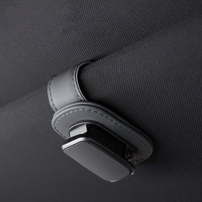 Robuster Clip für die Sonnenblende aus PU-Leder